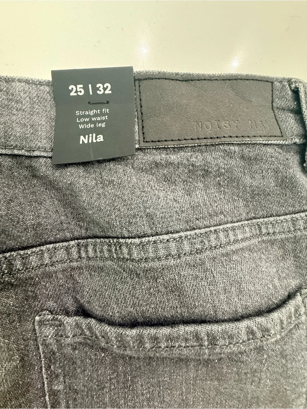 Noisy May Nila 25/32 ((measures29”) Gray Straight-Leg Women’s Jeans